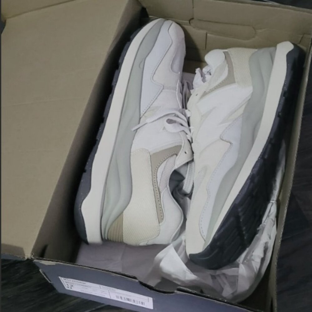 **rare** New Balance Sneakers NWT/Box